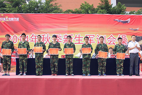 新生军训写青春，汇报表演赢喝彩