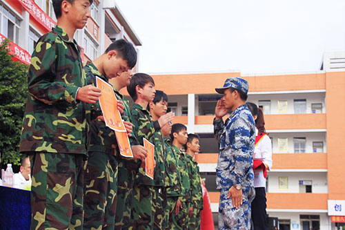 新生军训写青春，汇报表演赢喝彩