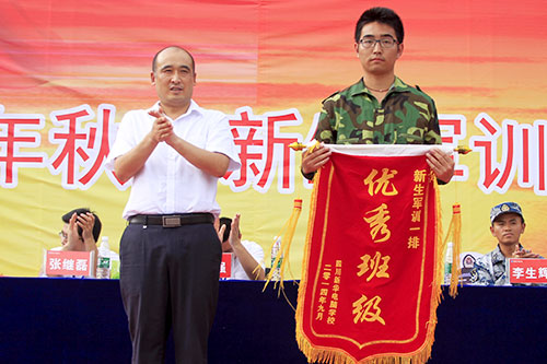 新生军训写青春，汇报表演赢喝彩