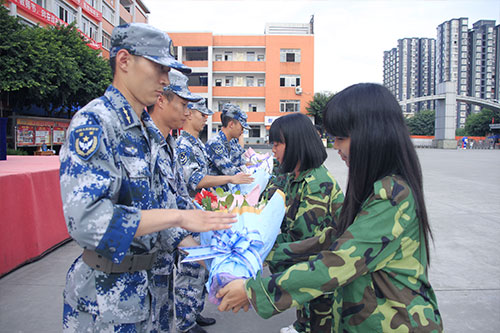 新生军训写青春，汇报表演赢喝彩