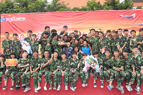 新生军训写青春，汇报表演赢喝彩