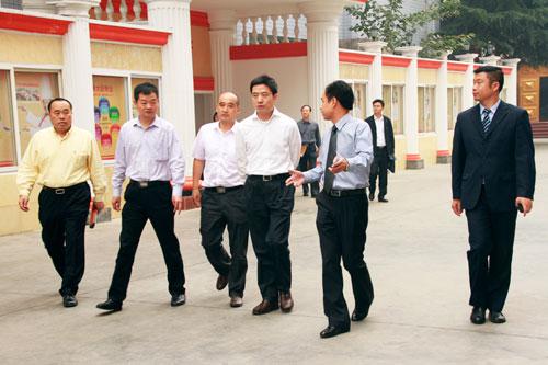 副省长甘霖视察新华教育集团四川院校
