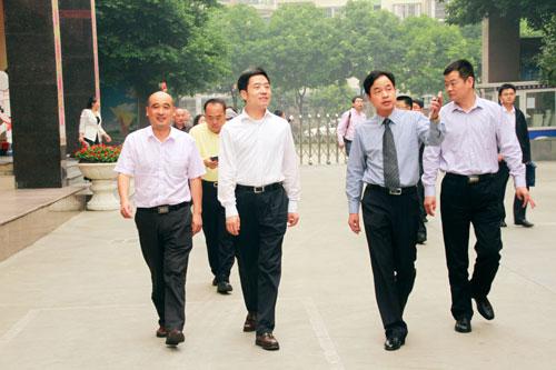 副省长甘霖视察新华教育集团四川院校