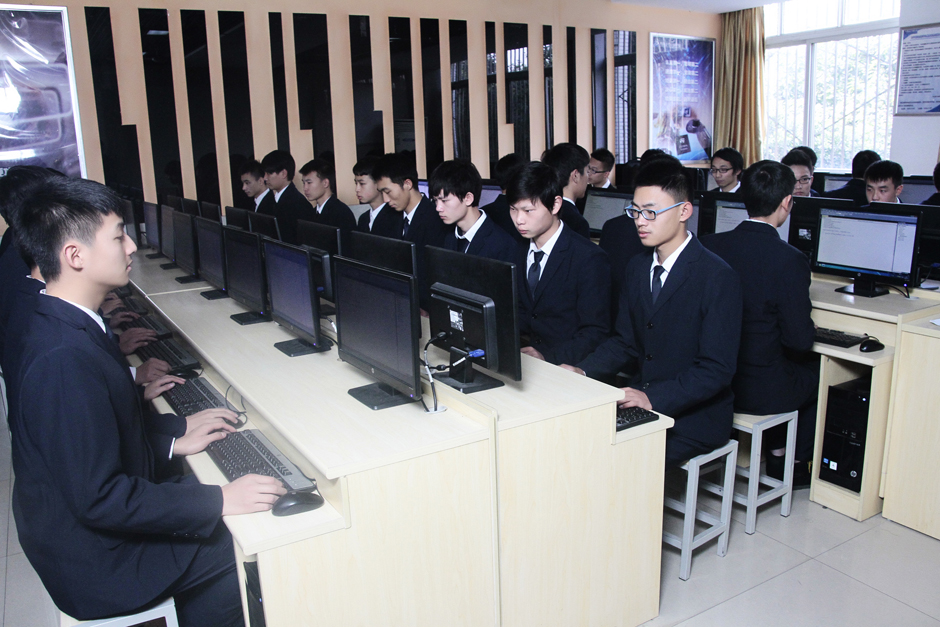 软件实训室上课的学生一角