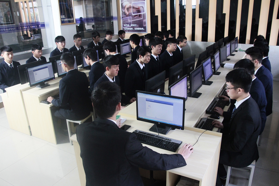 认真上软件课的学生