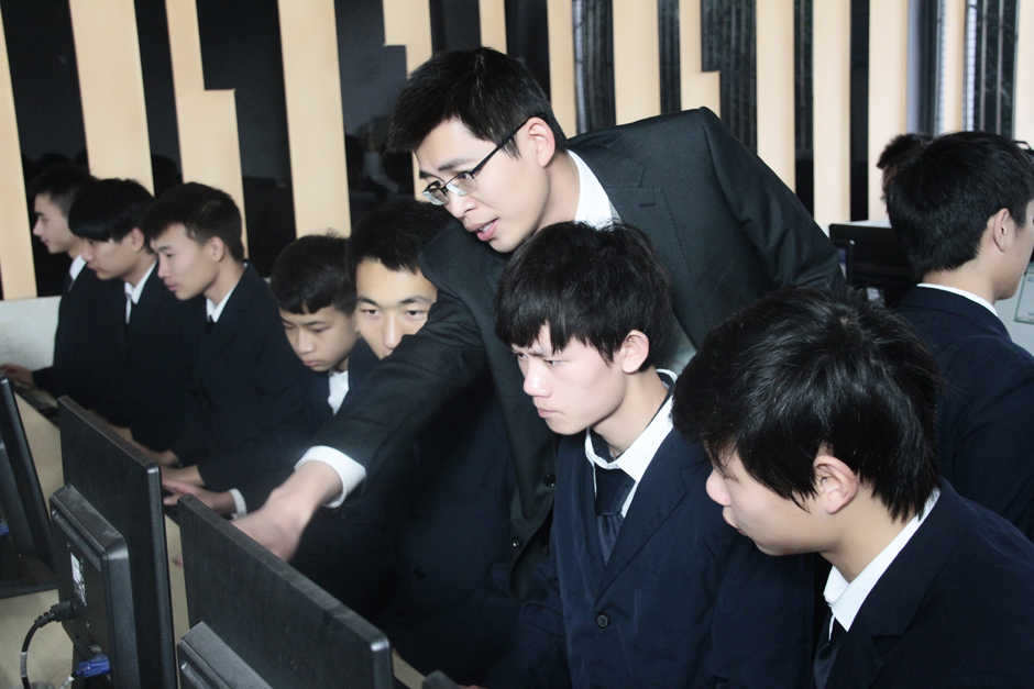 软件开发实训中心认真上课的学生