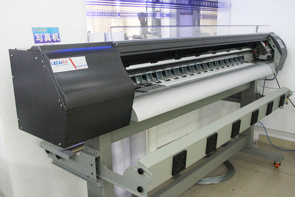 老师正在指导学生实际操作一