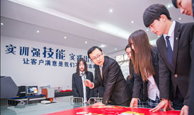 老师正在指导学生实际操作二