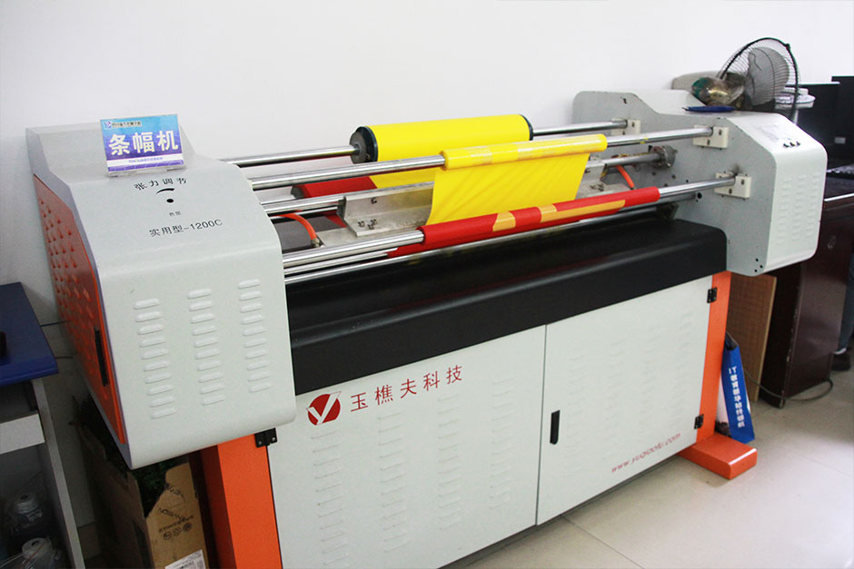 老师正在指导学生实际操作三