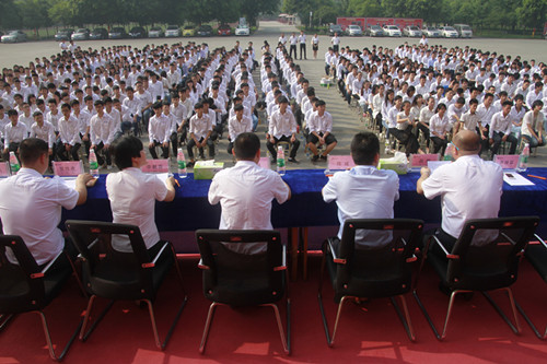 告别与起航:2015届毕业典礼隆重举行