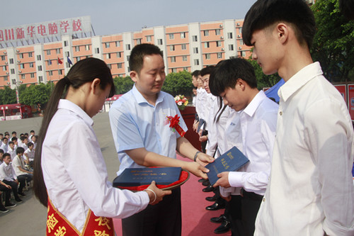 告别与起航:2015届毕业典礼隆重举行