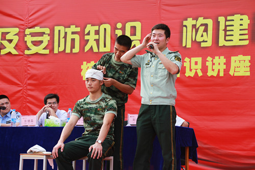 举办安全知识讲座 构建和谐校园