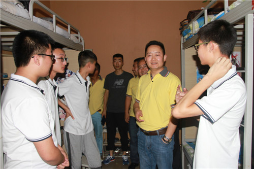 【缤纷开学季】校长一行走访宿舍慰问新生