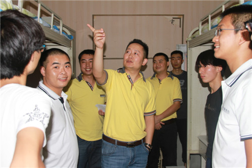 【缤纷开学季】校长一行走访宿舍慰问新生