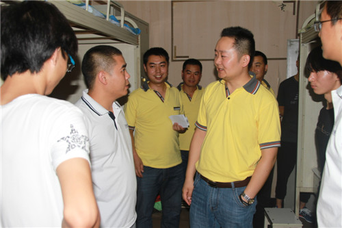 【缤纷开学季】校长一行走访宿舍慰问新生