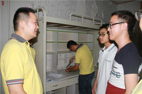 【缤纷开学季】校长一行走访宿舍慰问新生