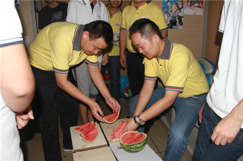 【缤纷开学季】校长一行走访宿舍慰问新生