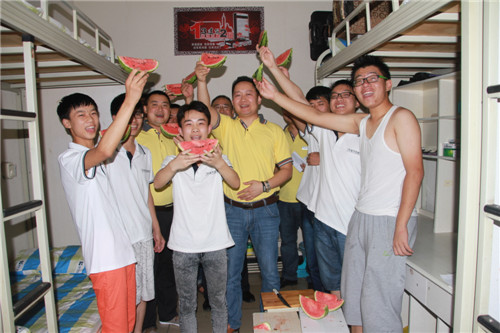 【缤纷开学季】校长一行走访宿舍慰问新生