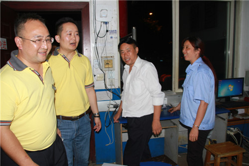 【缤纷开学季】校长一行走访宿舍慰问新生