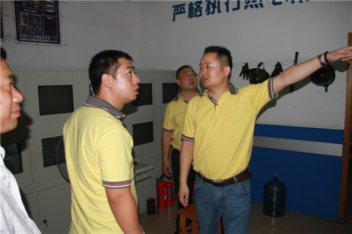 【缤纷开学季】校长一行走访宿舍慰问新生