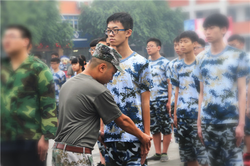 2015级秋季新生军训 磨砺青春风采