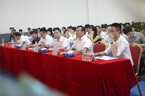 “正青春 梦飞扬”新华杰出校友报告会隆重举行