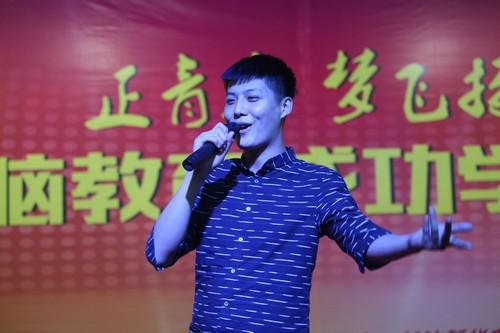 “正青春 梦飞扬”新华杰出校友报告会隆重举行