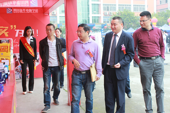  IT人才供需洽谈会:职为新华 火爆全场