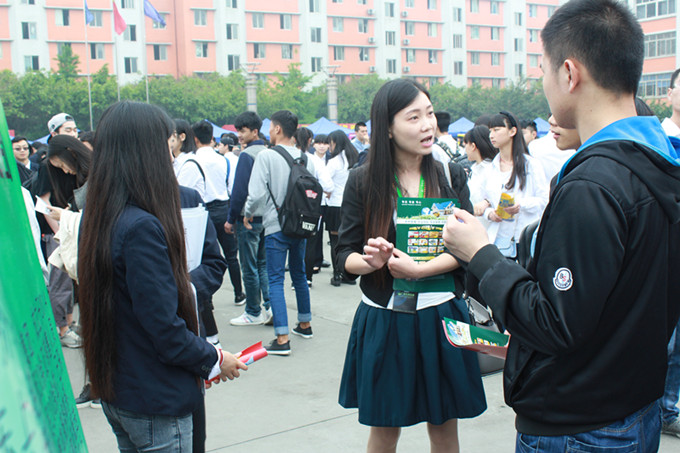  IT人才供需洽谈会:职为新华 火爆全场