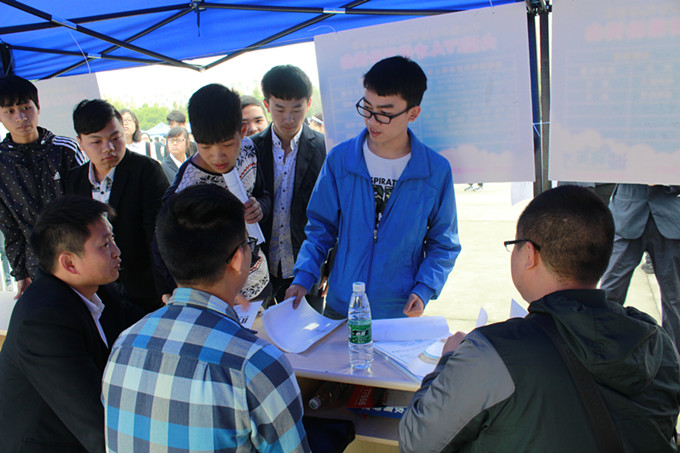  IT人才供需洽谈会:职为新华 火爆全场