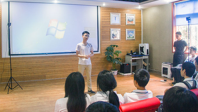 不一样的开班仪式，体验VR科技之旅