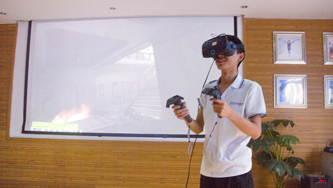 不一样的开班仪式，体验VR科技之旅