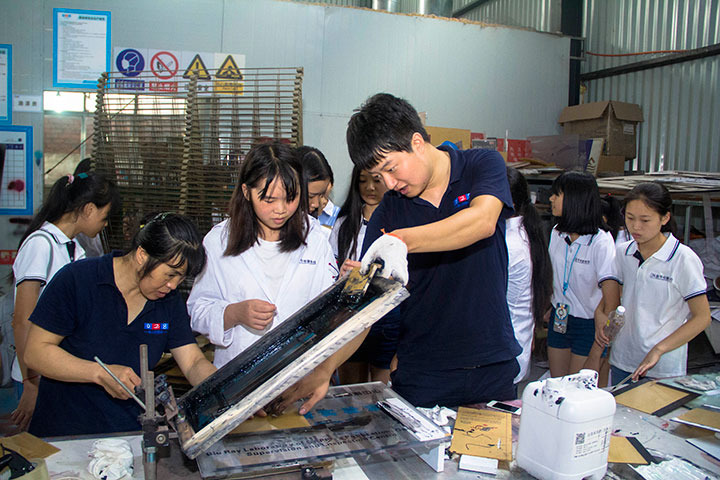 深入企业参观学习 偶遇学长开心交流