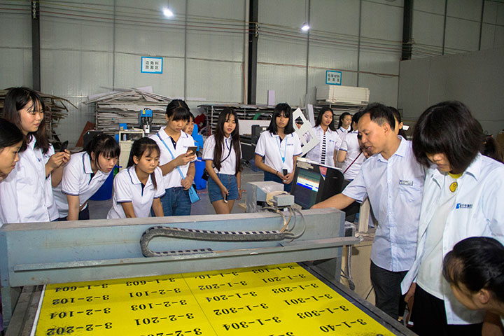 深入企业参观学习 偶遇学长开心交流