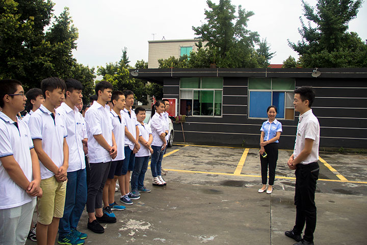 深入企业参观学习 偶遇学长开心交流