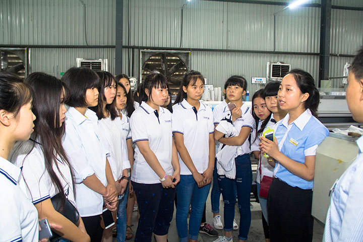 深入企业参观学习 偶遇学长开心交流