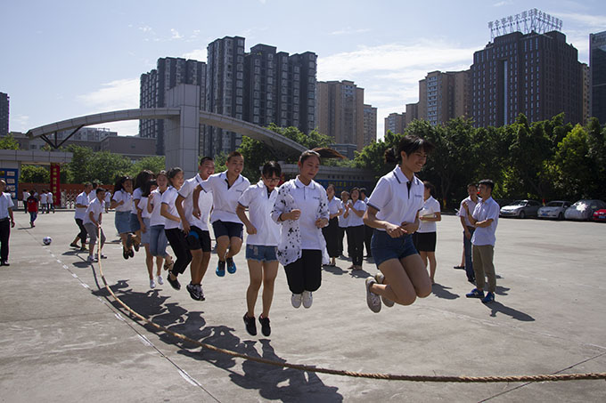 趣味运动会，老师和同学们都玩嗨了！