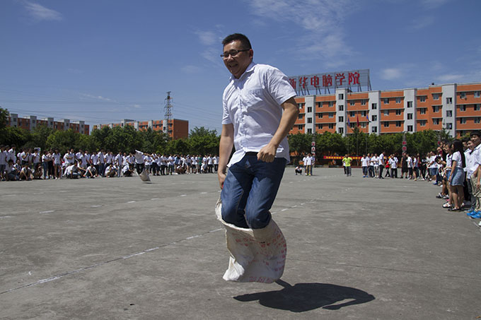 趣味运动会，老师和同学们都玩嗨了！