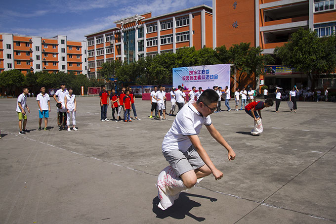 趣味运动会，老师和同学们都玩嗨了！