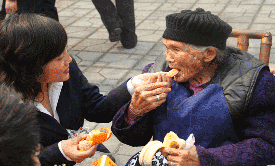 四川新华电脑学校志愿者情系敬老院