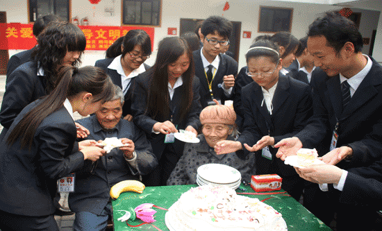 四川新华电脑学校志愿者情系敬老院