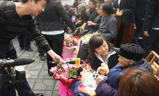 四川新华电脑学校志愿者情系敬老院