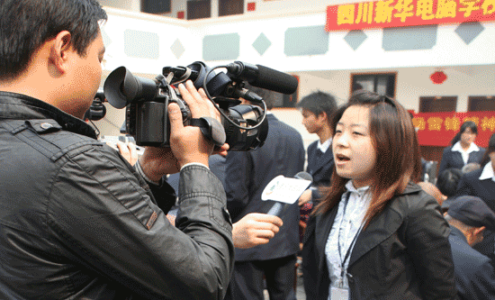 四川新华电脑学校志愿者情系敬老院