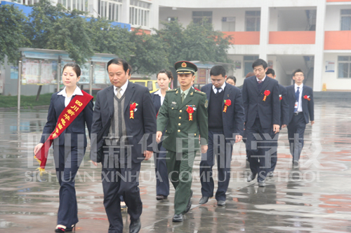 
								四川新华电脑学校新生军训汇演
							
