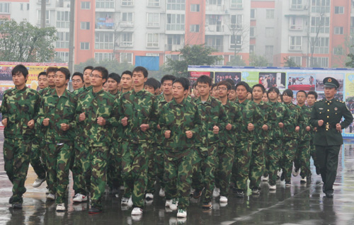 
								四川新华电脑学校新生军训汇演
							