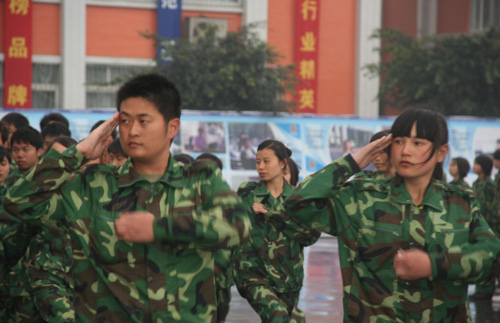 
								四川新华电脑学校新生军训汇演
							
