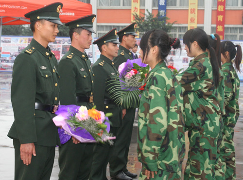 
								四川新华电脑学校新生军训汇演
							