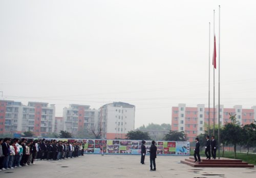 
								为玉树遇难同胞举行降旗默哀仪式-四川新华
							