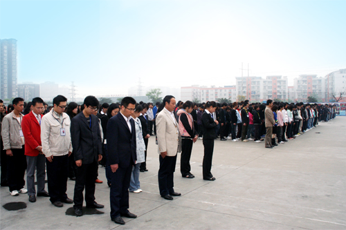 
								为玉树遇难同胞举行降旗默哀仪式-四川新华
							