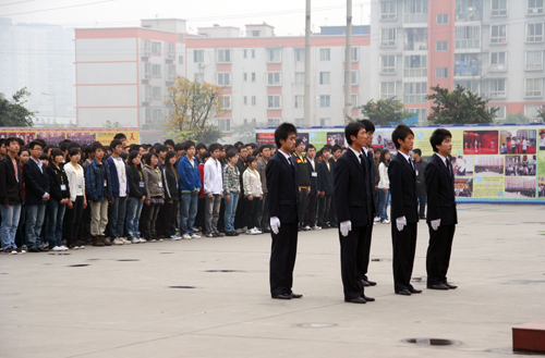 
								为玉树遇难同胞举行降旗默哀仪式-四川新华
							